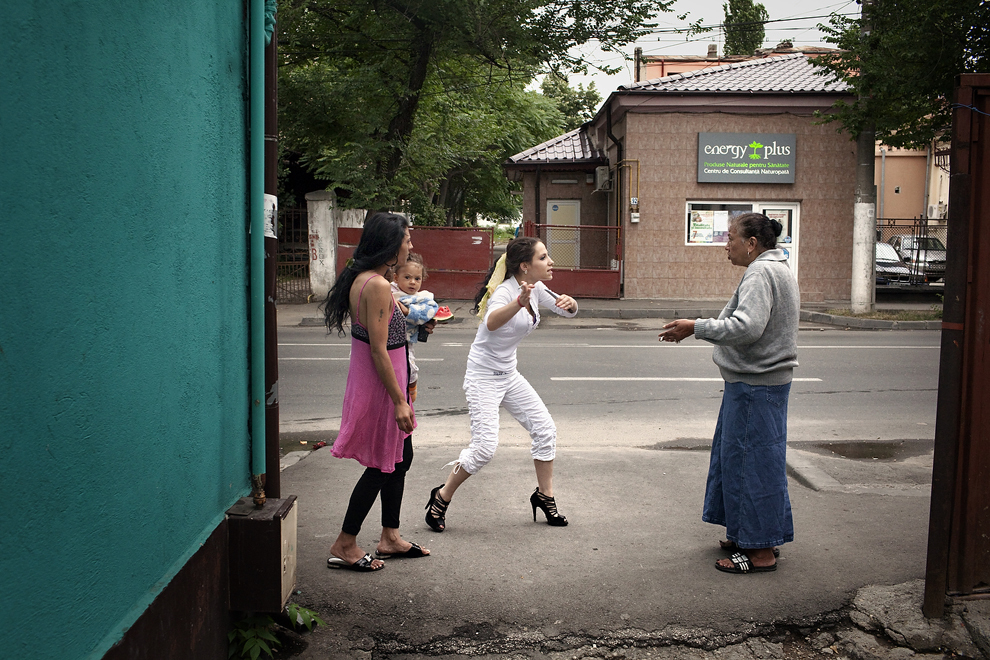 Stela se ceartă în stradă cu proprietara casei în care locuieşte din cauza chiriei, în Bucureşti, sâmbătă, 25 iunie 2011. 