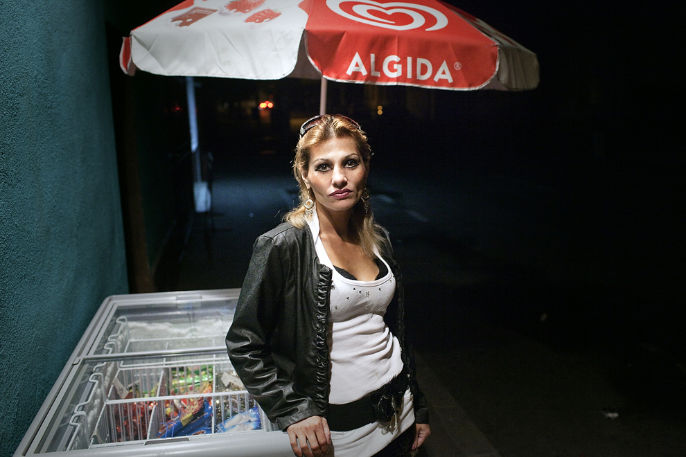 Crina, diagnosticată recent cu sifilis, pozează pe o stradă din Bucureşti, sâmbătă, 25 iunie 2011. Crina este supravegheată atent de proxenetul ei şi nu îi este permis să poarte asupra sa actul de identitate. 