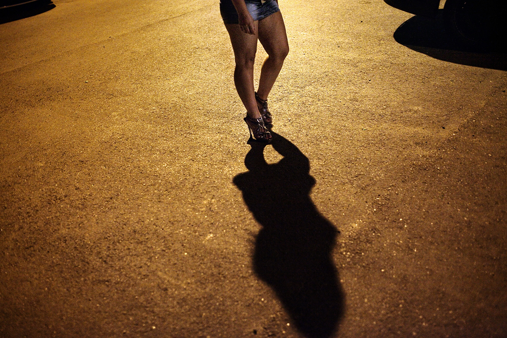O lucrătoare sexuală îşi aşteaptă clienţii pe o stradă din Bucureşti, joi, 28 iulie 2011. 