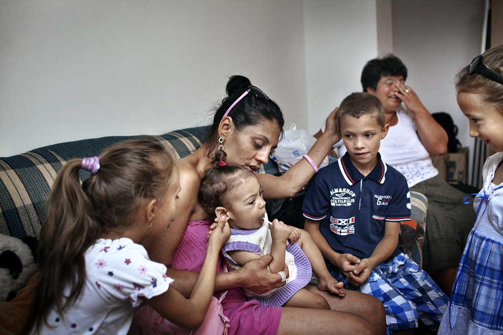 Mihaela îşi vizitează rudele într-un centru de asistenţă maternală, în Bucureşti, joi, 28 iulie 2011. 