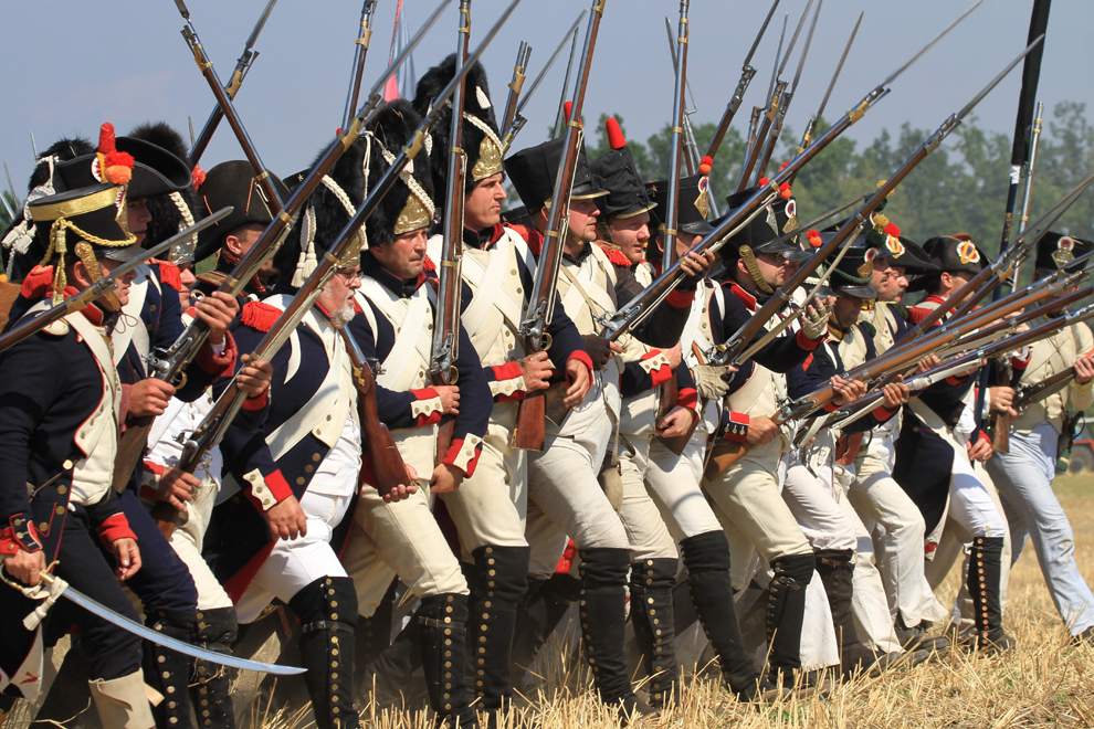 Pasionaţi de istorie îmbrăcaţi în uniforme militare din timpul războaielor napoleoniene participă la reconstituirea unei bătălii, cu ocazia aniversării a 244 de ani de la naşterea împăratului Napoleon Bonaparte, în Prace, lângă Brno, în Cehia, duminică, 18 august 2013. 
