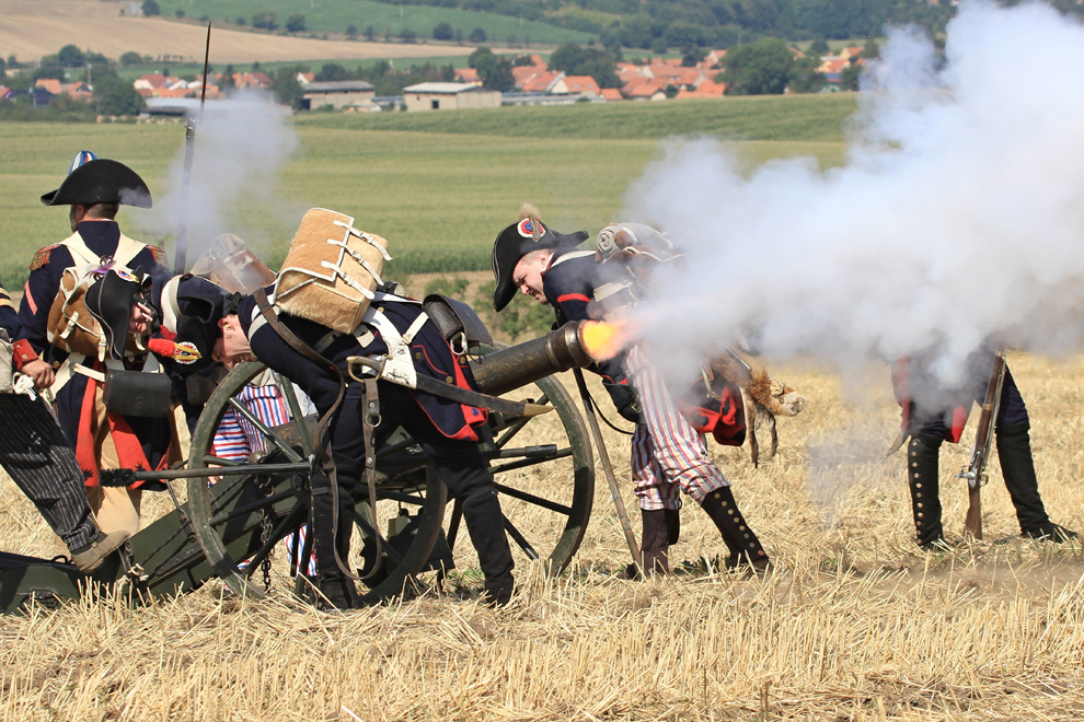 Pasionaţi de istorie îmbrăcaţi în uniforme militare din timpul războaielor napoleoniene participă la reconstituirea unei bătălii, cu ocazia aniversării a 244 de ani de la naşterea împăratului Napoleon Bonaparte, în Prace, lângă Brno, în Cehia, duminică, 18 august 2013. 