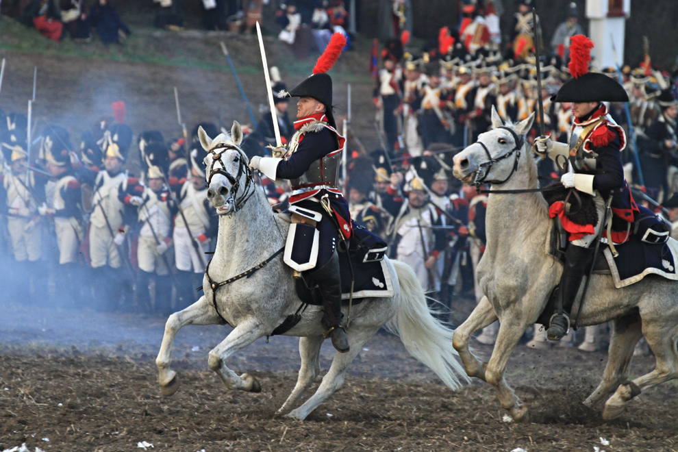 Pasionaţi de istorie îmbrăcaţi în uniforme militare din timpul războaielor napoleoniene participă la reconstituirea Bătăliei de la Austerlitz din 1805, în apropiere de Slavkov, în sudul Moraviei, sâmbătă, 1 decembrie 2012. 