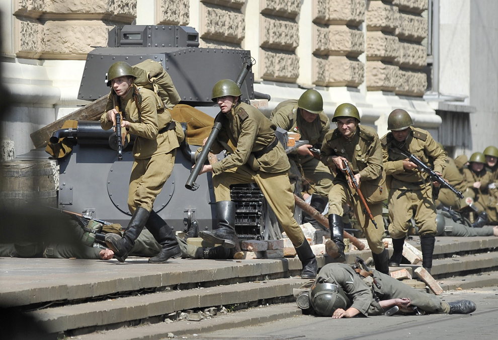 Pasionaţi de istorie îmbrăcaţi în uniforme militare sovietice şi germane reconstituie eliberarea Bratislavei, în timpul comemorării a 68 de ani de la sfârşitul celui de-al Doilea Război Mondial, în Bratislava, miercuri, 8 mai 2013. 