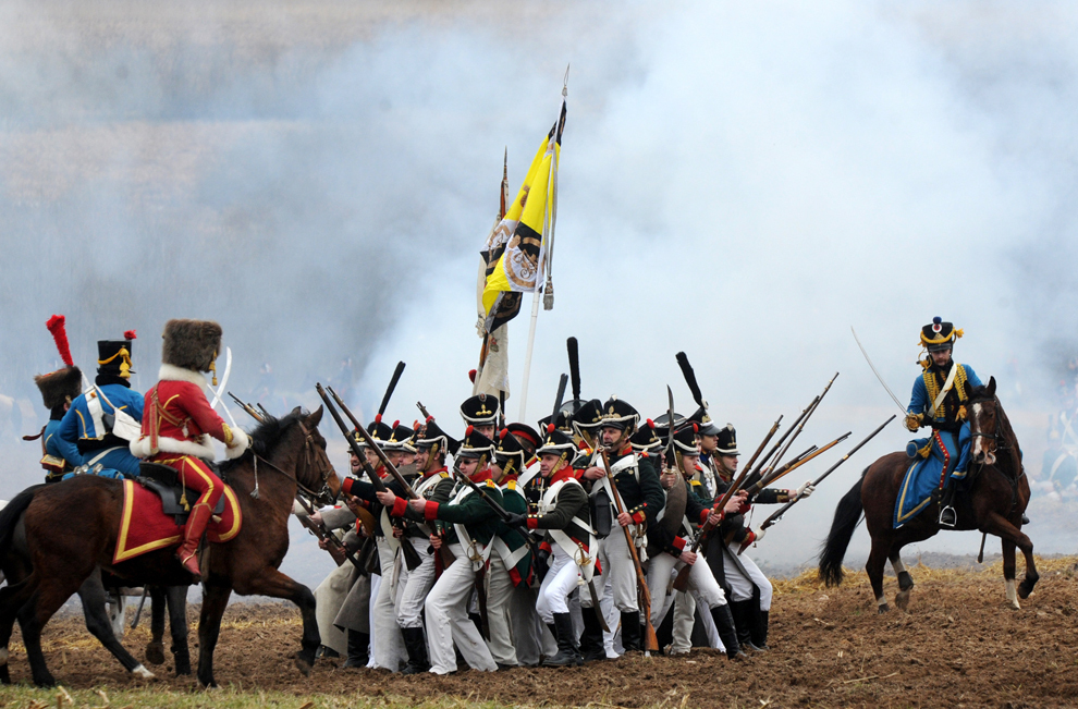 Pasionaţi de istoria militară îmbrăcaţi în uniforme militare franceze şi ruseşti din timpul războaielor napoleoniene reconstituie o bătălie pentru a marca cea de-a 200-a aniversare a retragerii din Rusia, peste râul Berezina, a armatelor conduse de Napoleon Bonaparte, în apropierea satului Studenka, în Belarus, sâmbătă, 24 noiembrie 2012.
