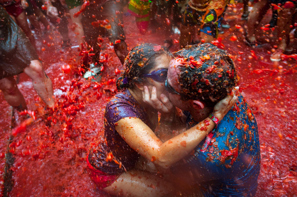 Doi tineri se sărută în timpul festivalului "Tomatina", în Bunol, lângă Valencia, miercuri, 28 august 2013. 