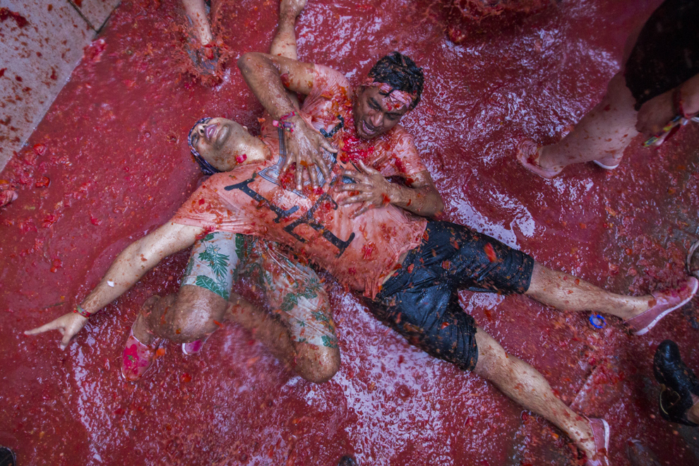Participanţi la festivalul anual "Tomatina" se bălăcesc în suc de roşii, în Bunol, lângă Valencia, miercuri, 28 august 2013. 