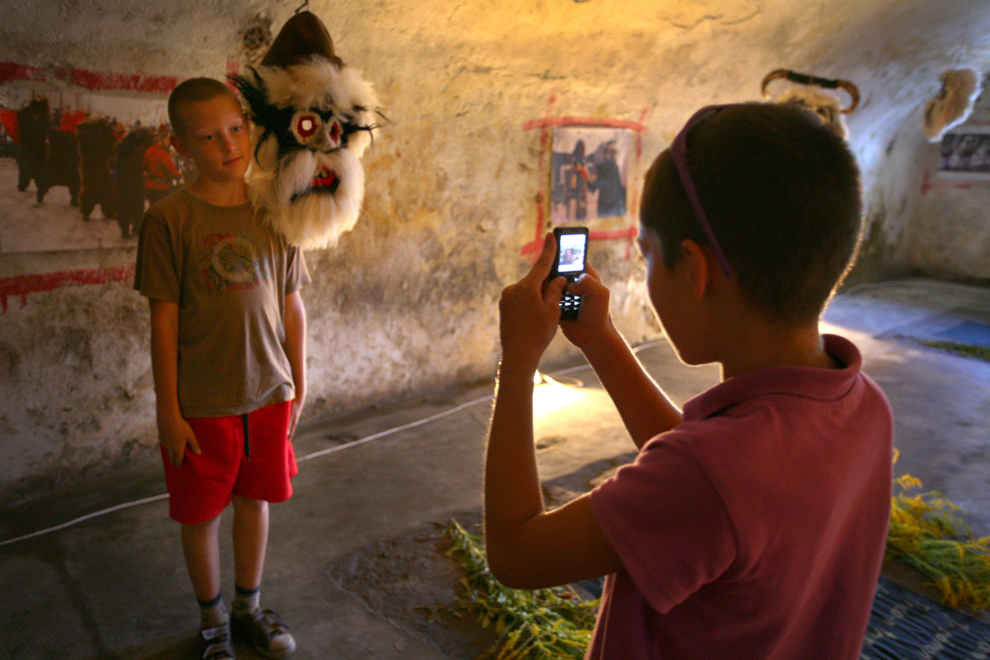 Un copil se fotografiază alături de o mască, la expoziţia organizată la cea de a doua ediţie a Festivalului de Film Horror şi Fantastic "Luna Plina", în satul sibian Biertan, sâmbătă, 17 august 2013. 