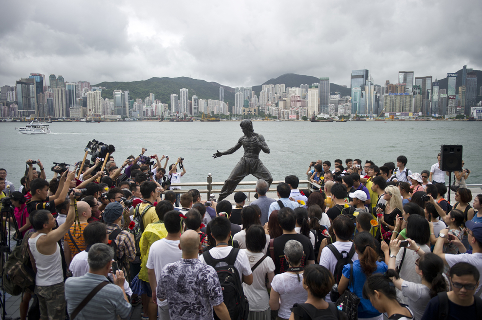 Mai mulţi fani se adună în jurul statuii lui Bruce Lee pentru a comemora a 40-a aniversare a morţii sale, pe Bulevardul Stelelor din Hong Kong, sâmbătă, 20 iulie 2013. 