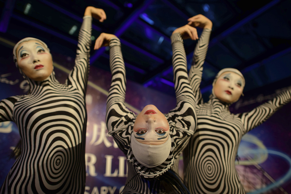 Artişti ai Cirque du Soleil pozează în timpul unei gale desfăşurate cu ocazia inaugurării unui mall, în Beijing, China, sâmbătă, 14 septembrie 2013. 