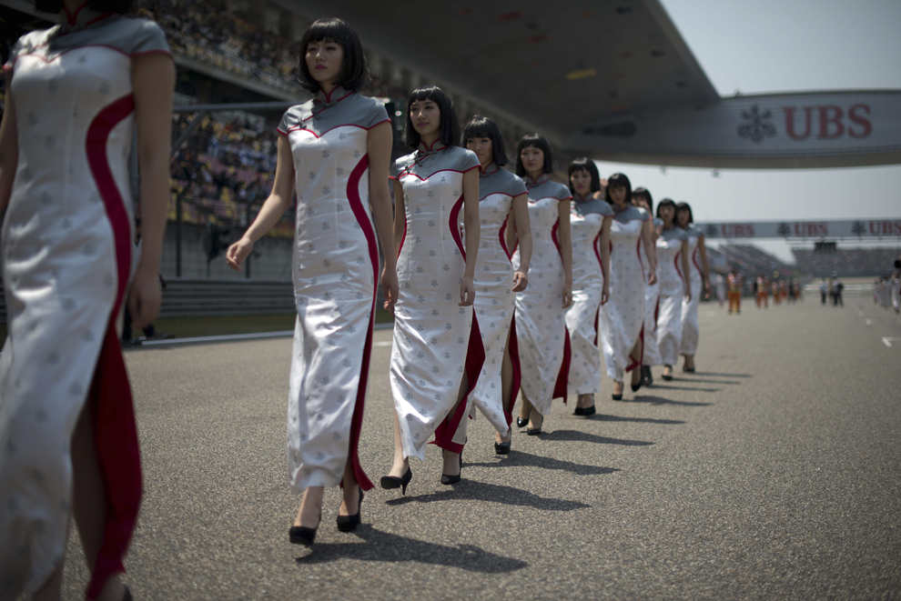 Animatoare merg pe pistă înaintea Grand Prix-ului Chinei, în Shanghai, duminică, 14 aprilie 2013. 