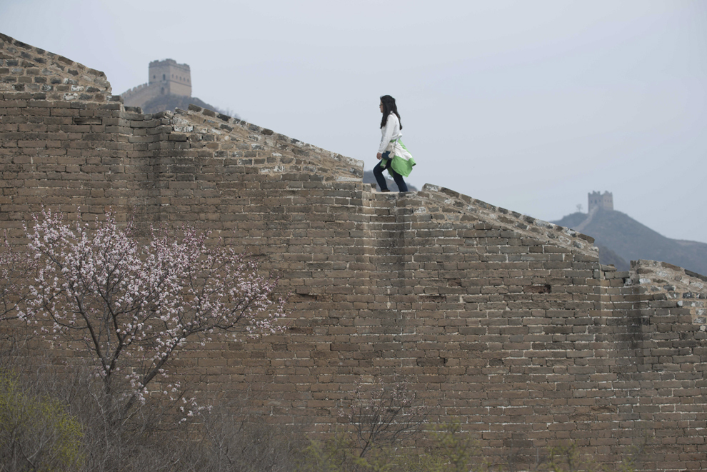 O turistă străbate o secţiune a Marelui Zid Chinezesc, în Jianshanling, la nord est de Beijing, duminică, 21 aprilie 2013. 