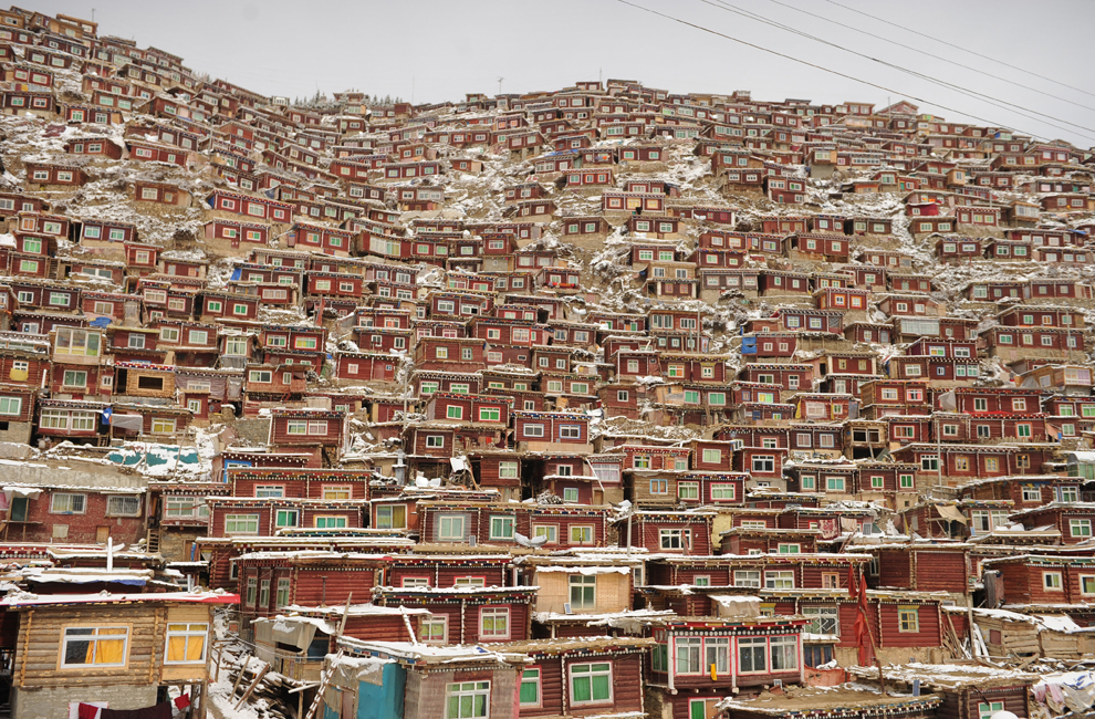 Sute de case locuite de călugări pot fi văzute la mânăstirea Seda, cea mai mare şcoală tibetană budistă din lume, în vestul provinciei Sichuan, vineri, 5 aprilie 2013. 