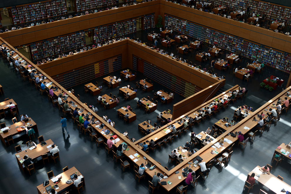 O imagine de ansamblu arată oameni în interiorul unei biblioteci, în Beijing, joi, 30 mai, 2013. 
