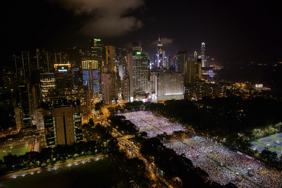 Oameni pot fi văzuţi în parcul Victoria, la ce-a de-a XXIV-a aniversare a revoltei din piaţa Tiananmen, în Hong Kong, marţi, 4 iunie 2013. 