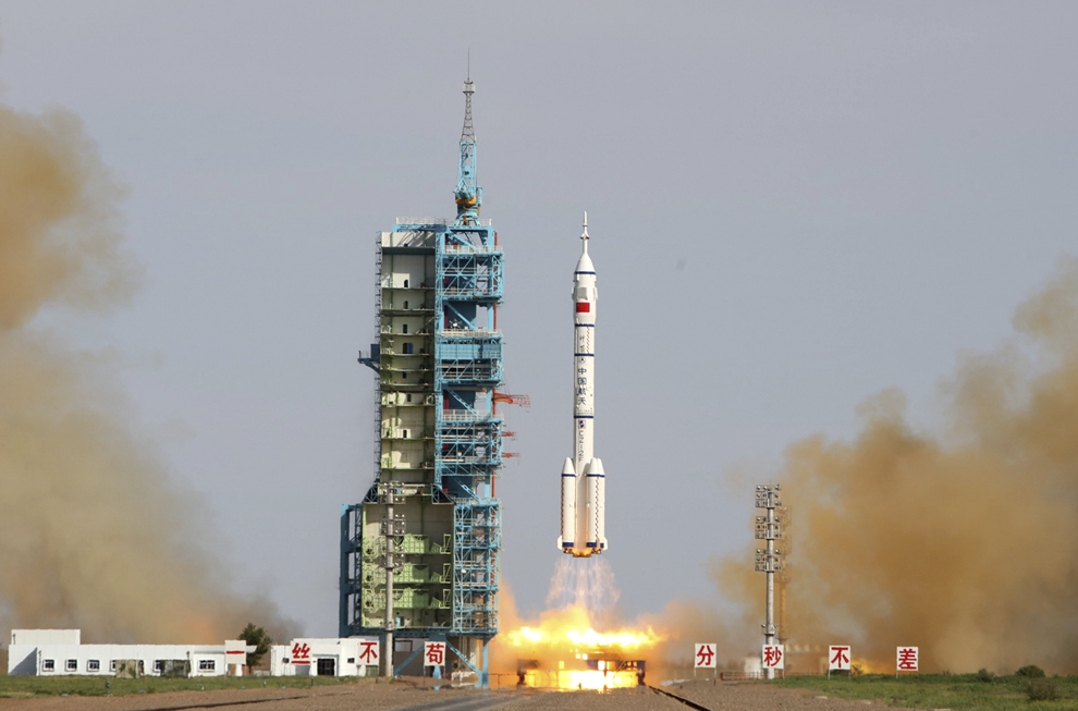 Racheta chineza Shenzhou-10 este lansată de la centrul spaţial Jiuquan din deşertul Gobi, nord-estul Chinei, marţi, 11 iunie 2013. 