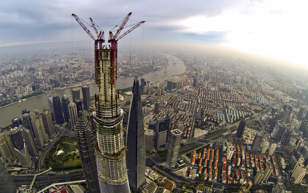 Această fotografie făcută pe 4 august 2013 prezintă o vedere generală a Shanghai Tower (C), aflat între Shanghai World Financial Center (D), 492m şi Jin Mao Tower (S), 421m, în Shanghai, China. 