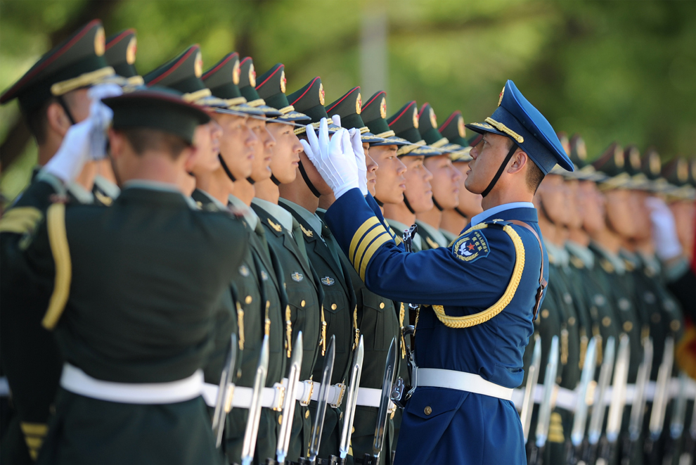 Militari ai gărzii de onoare se pregătesc pentru întâmpinarea prim-ministrului pakistanez Nawaz Sharif, în timpul unei ceremonii desfăşurate în Beijing, vineri, 5 iulie 2013. 