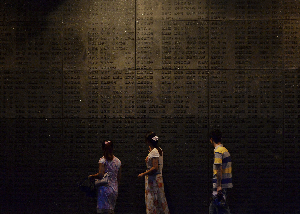 Turişti chinezi citesc numele victimelor ocupaţiei japoneze, la Nanjing Massacre Memorial Museum, în Nanjing, vineri, 16 august 2013. 