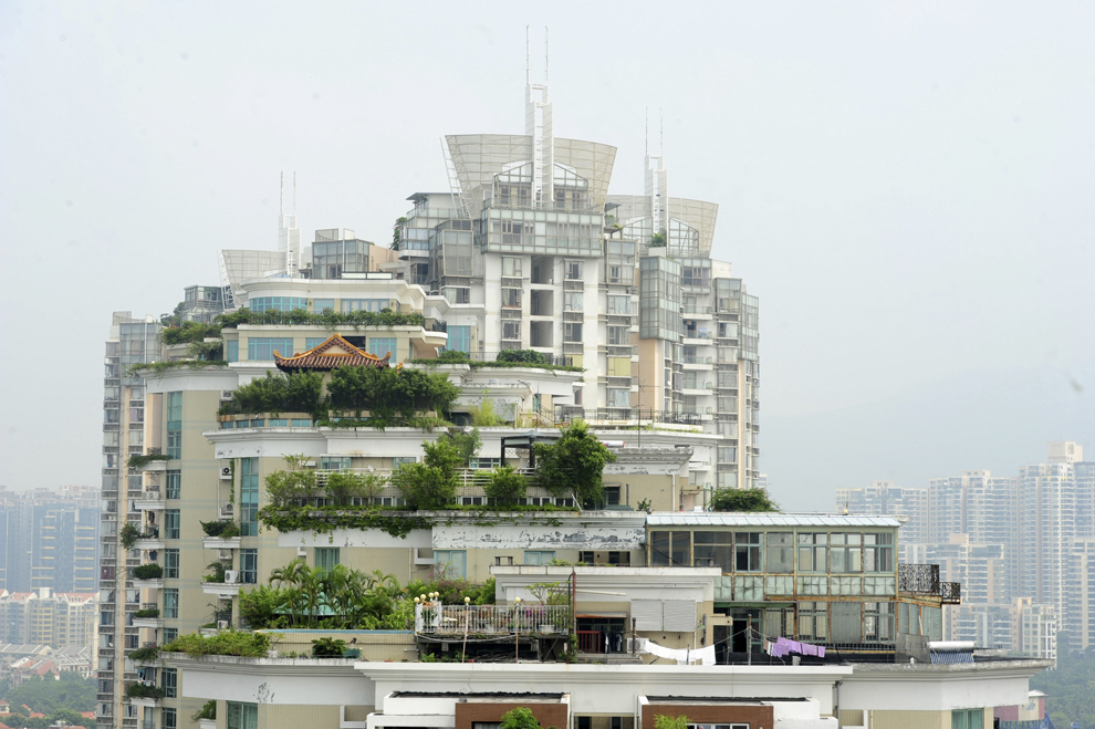 Un templu (S) poate fi văzut pe acoperişul unui bloc cu 21 de etaje, în Shenzhen, sudul Chinei, provincia Guangdong, miercuri, 21 august 2013. 