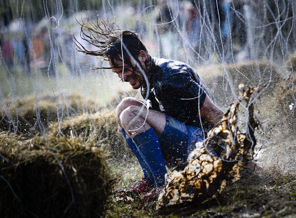 Un bărbat concurează în proba cu obstacole “1000 de volţi”, din cadrul concursului “Cel mai rezistent Viking”, duminică, 1 septembrie 2013. 