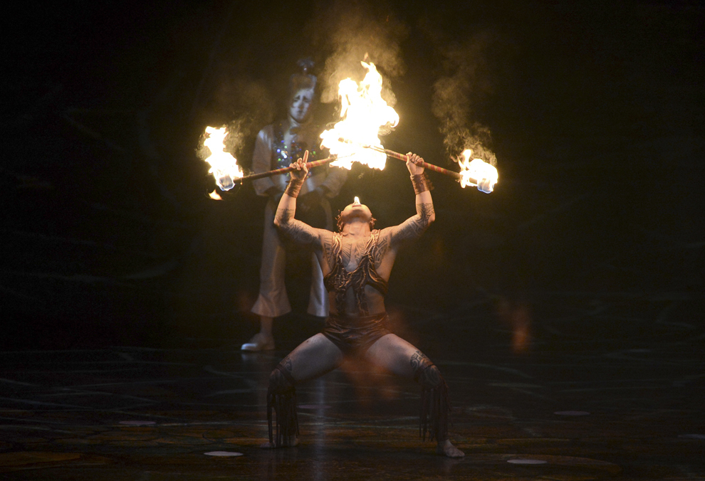 Un acrobat al companiei Cirque du Soleil evoluează în timpul spectacolului "Alegria", în Bucureşti, joi, 5 septembrie 2013. 