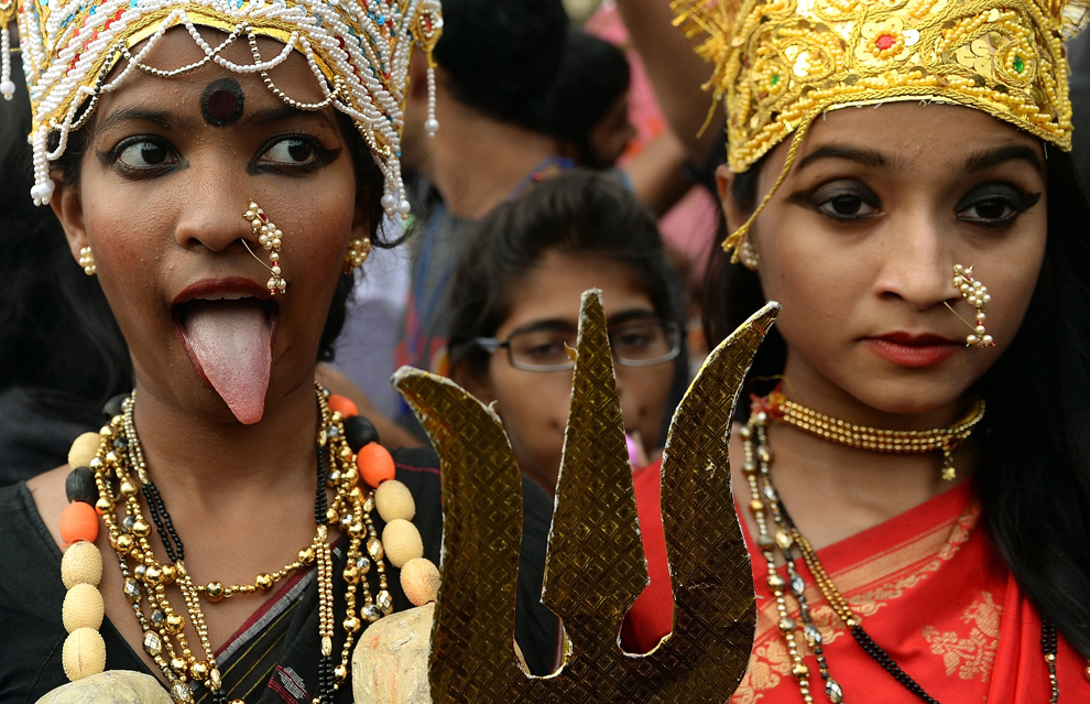 Studente indiene îmbrăcate în zeitaţi Hindu, participă la un protest în Mumbai, miercuri, 25 septembrie 2013.  
