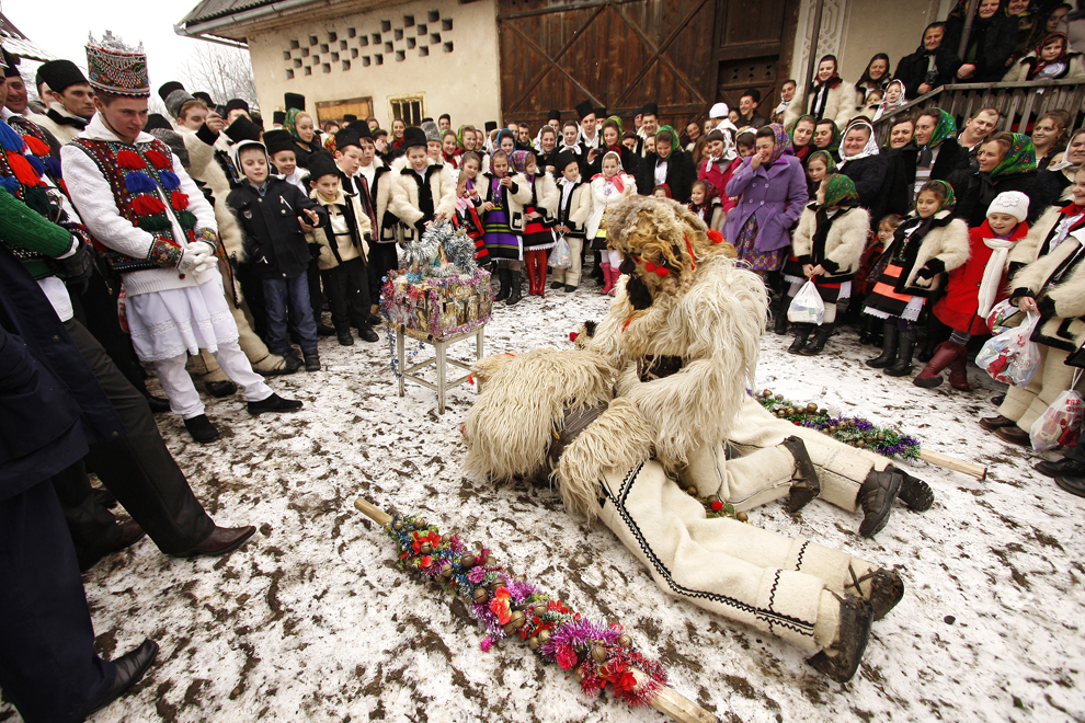 Persoane costumate reprezentând personajele “păstorii”,  participă la piesa de teatru popular "Viflaimul" din satul Breb, judeţul Maramureş, duminică, 25 decembrie 2011.