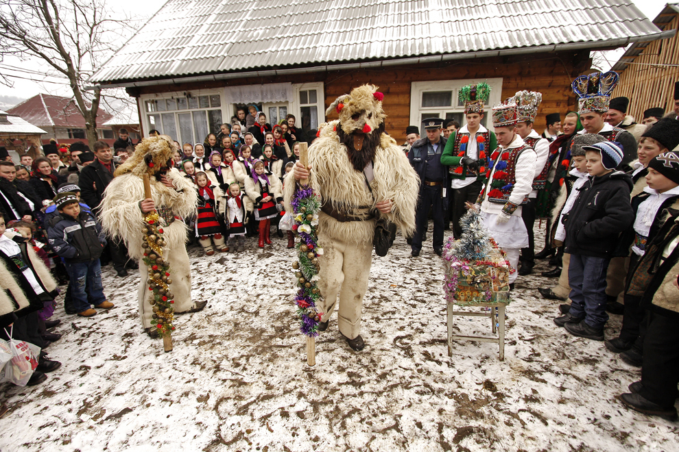Persoane costumate reprezentând personajele “păstorii”,  participă la piesa de teatru popular "Viflaimul" din satul Breb, judeţul Maramureş, duminică, 25 decembrie 2011.