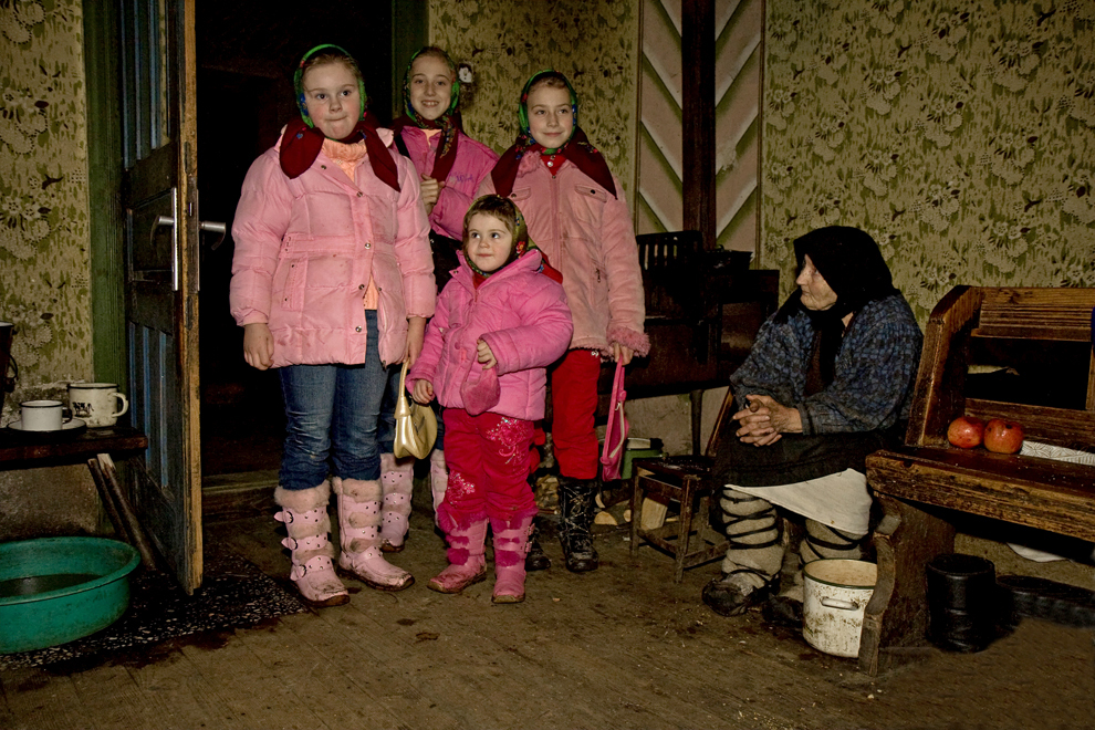 Un grup de copii colindă la uşa unei case bătrâneşti din satul Breb, judeţul Maramureş, sâmbătă, 24 decembrie 2011.