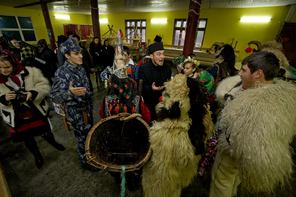 Preotul satului dă indicaţii tinerilor care participă la piesa de teatru popular "Viflaimul" din satul Breb, judeţul Maramureş, sâmbătă, 25 decembrie 2010. 