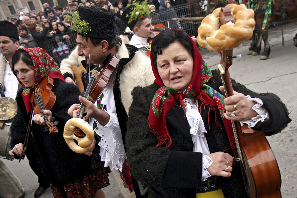 Oameni din localitatea Vadu Izei colindă cu ocazia Festivalului de Datini Marmaţia 2009, la Sighetu Marmaţiei, duminică, 27 decembrie 2009.