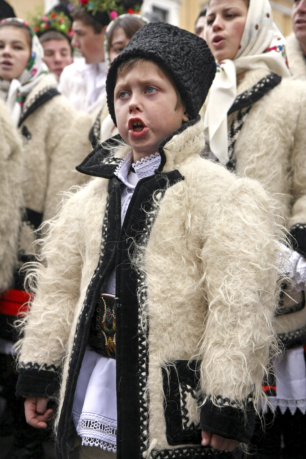 Un copil îmbrăcat în port tradiţional maramureşean, colindă cu ocazia Festivalului de Datini Marmaţia 2009, la Sighetu Marmaţiei, duminică, 27 decembrie 2009.