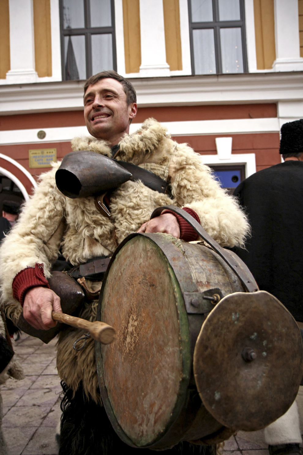 Un tânăr îmbrăcat în port tradiţional maramureşean, bate la tobă cu ocazia Festivalului de Datini Marmaţia 2009, la Sighetu Marmaţiei, duminică, 27 decembrie 2009.