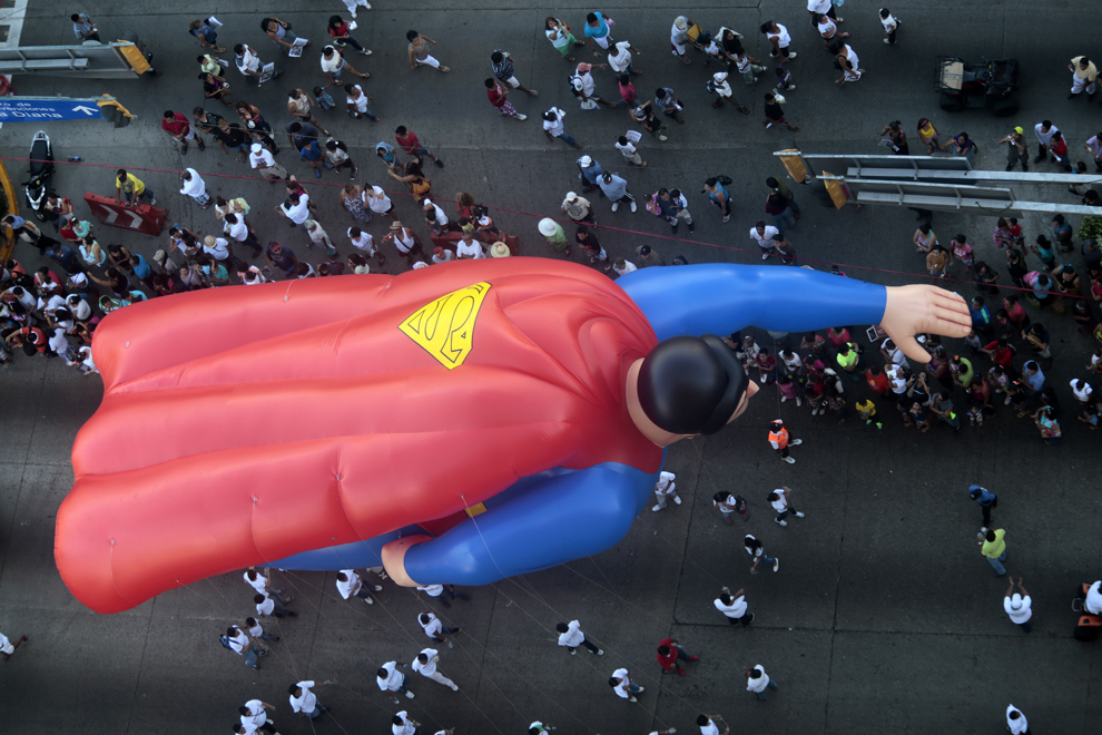 Un balon gigant în formă de Superman participă la parada de Crăciun din Acapulco, statul Guerrero , Mexic, miercuri, 25 decembrie 2013.