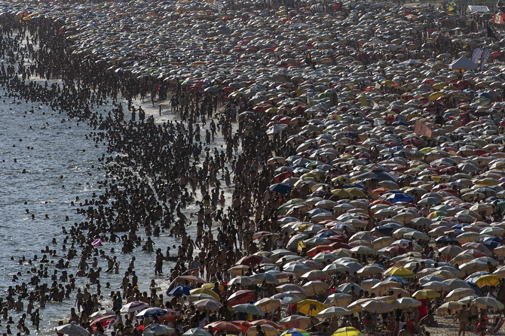 Oamenii se bucură de plaja Ipanema din Rio de Janeiro, Brazilia, sâmbătă, 4 ianuarie 2014.
