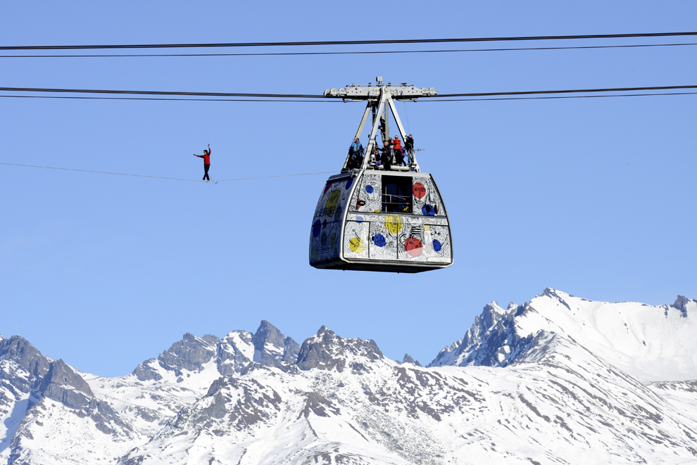 Francezul Julien Millot merge pe cablu, la 380m înălţime, în faţa masivului Mont Blanc, luni, 16 decembrie 2013.