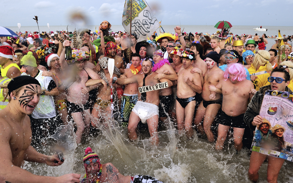 Oameni iau parte la tradiţionala baie în mare, în timpul sărbătorilor de Anul Nou, miercuri,  1 ianuarie 2014, pe plaja Malo-Les-Bains din Dunkirk, în nordul Franţei.