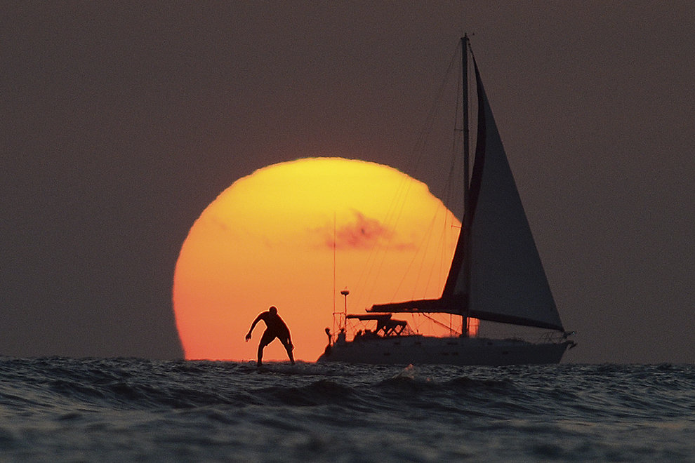 Ultimul apus de soare al anului 2013 se poate vedea din Honolulu, Hawaii, marţi, 31decembrie 2013.