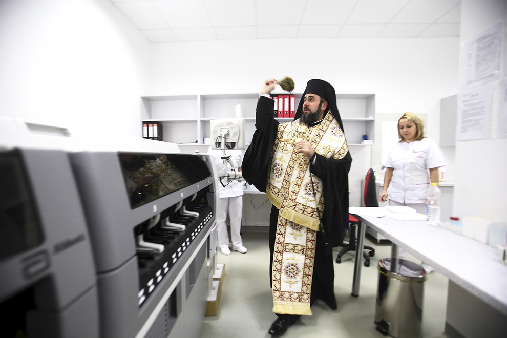 Un preot al Bisericii Ortodoxe Române sfinţeşte clinica cu servicii medicale, inaugurată de Centrul Medical Medas, integrată în incinta Unirea Shopping Center, în Bucureşti, marţi, 7 decembrie 2010.