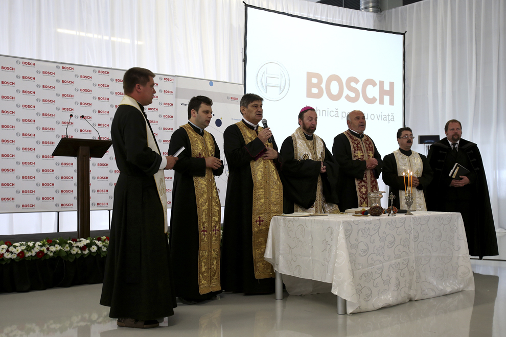 Un sobor de preoţi, reprezentanţi ai bisericii greco-catolice, ortodoxe, romano-catolice şi reformate efectuează ceremonialul de sfinţire a fabricii Bosch, inaugurate la Blaj, sâmbătă, 8 iunie 2013.