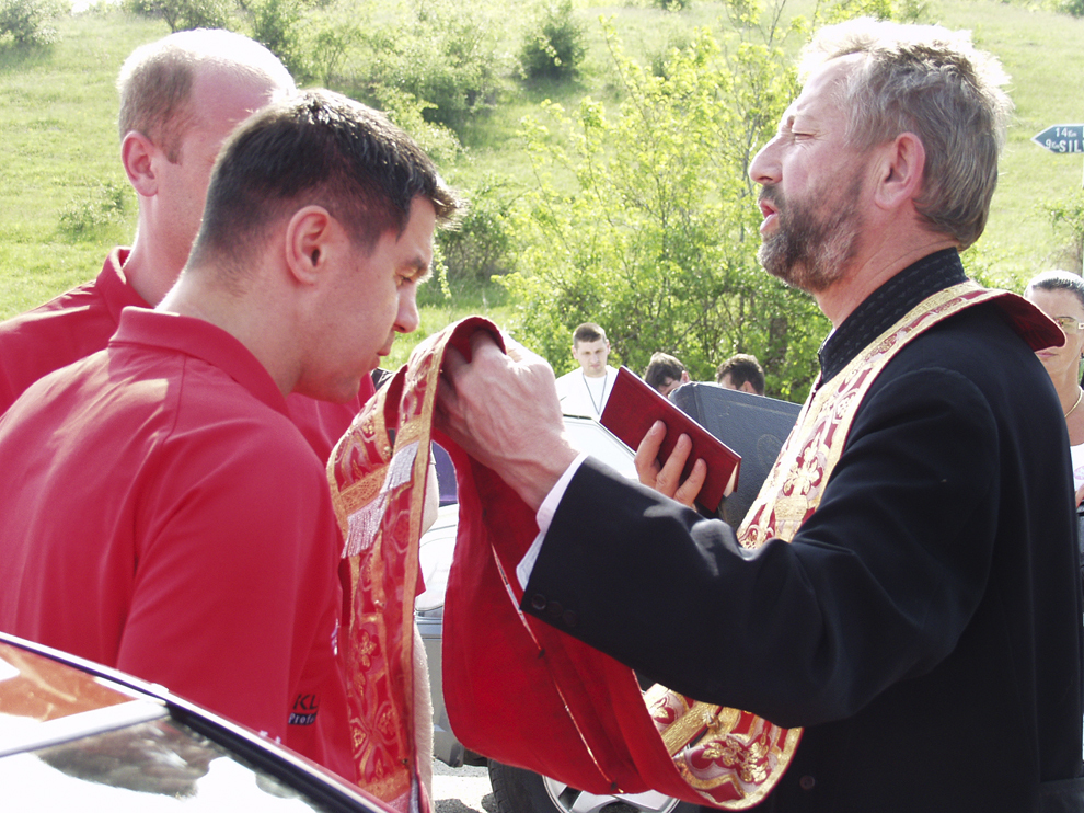Pentru prima dată în cei opt ani de când concurează în Campionatul Naţional, Mihai Leu a apelat, înaintea participării la un raliu, la serviciile unui preot.