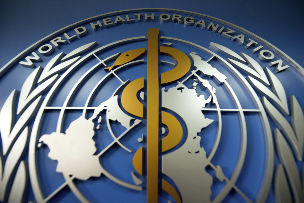 Logo-ul Organizaţiei Mondiale a Sănătătii ( World Health Organisation (WHO) ) este afişat în Beijing, China, vineri, 19 aprilie 2013.
