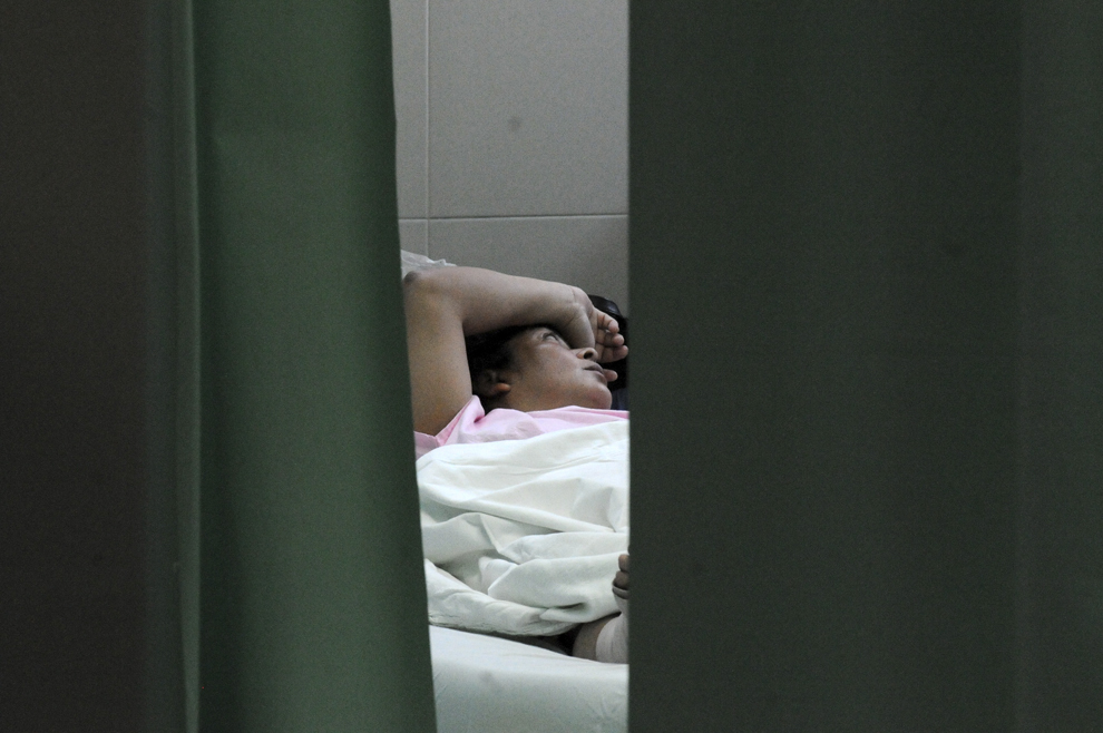 O femeie ce suferă de febră dengue, se odihneşte într-un spital din Teguciagalpa, Honduras, miercuri, 3 iulie 2013.