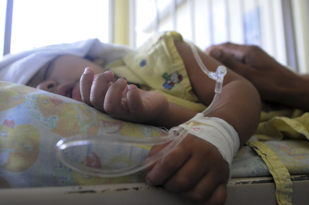 Un copil afectat de febră dengue se odihneşte în secţia de pediatrie a Spitalului Universitar din Tegucigalpa, Honduras, luni, 3 martie 2014.
