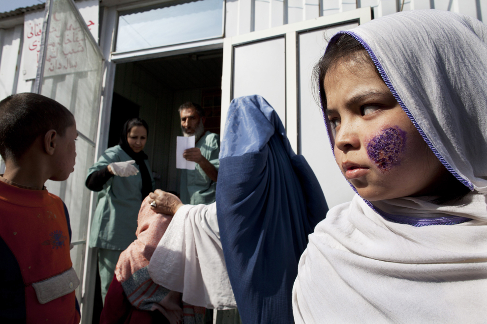 Pacienţi ce suferă de leishmanioză, aşteaptă sa fie trataţi la o clinică gratuită, specializată în tratarea bolii, sprijinită de Organizaţia Mondială de Sănătate, în Kabul, Afganistan, luni, 25 octombrie 2010.