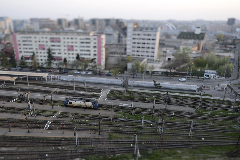 Vedere aeriană asupra liniilor de cale ferată din Gara de Nord, în Bucureşti, luni, 31 martie 2014.