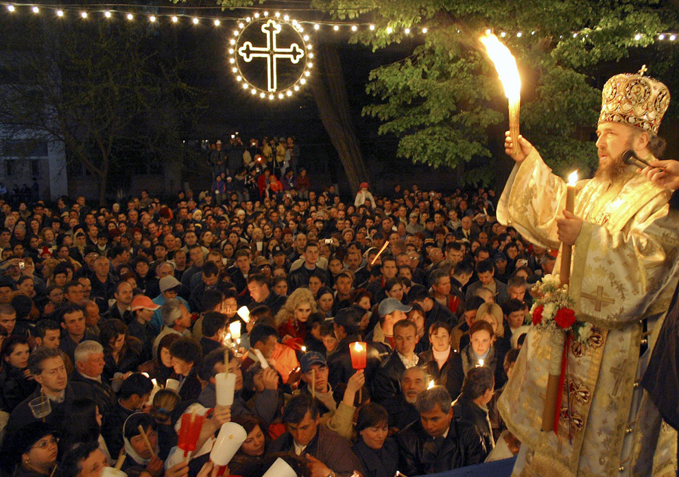 Credincioşi ortodocşi asistă la slujba de Înviere, în Galaţi, 1 mai 2005.