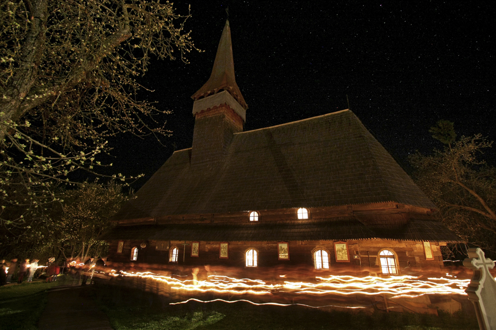 Credincioşi, cu lumânări aprinse în mâini, înconjoară biserica, în Noaptea de Înviere, în localitatea Breb, comuna Ocna Şugatag, 19 aprilie 2009.