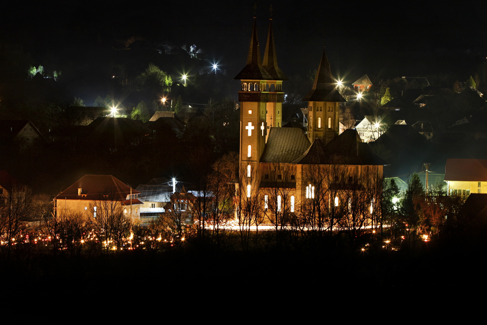 Credincioşi, cu lumânări aprinse în mâini, înconjoară biserica, în Noaptea de înviere, în localitatea Breb, comuna Ocna Şugatag, 16 aprilie 2012.